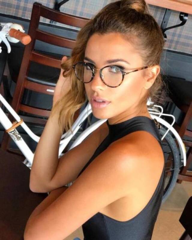 Girls In Glasses (21 pics)