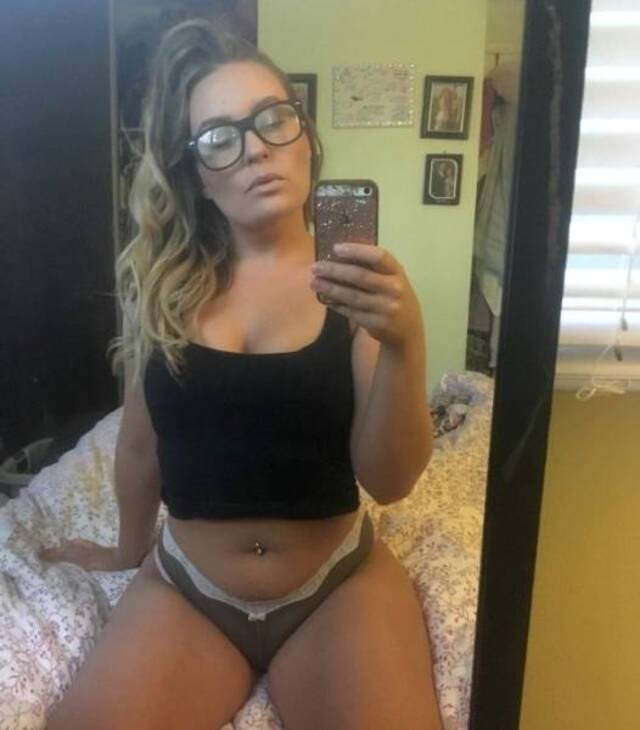 Girls In Glasses (21 pics)