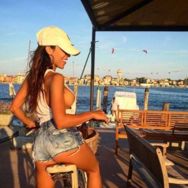 Girls In Shorts (21 pics)