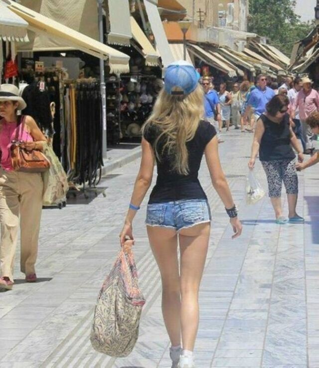 Girls In Shorts (21 pics)