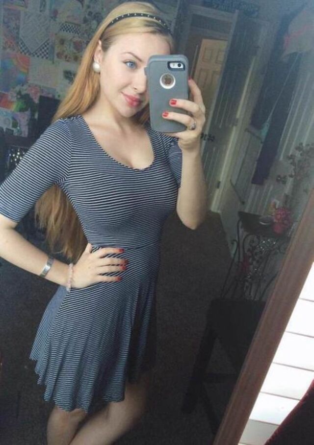Girls In Dresses (21 pics)