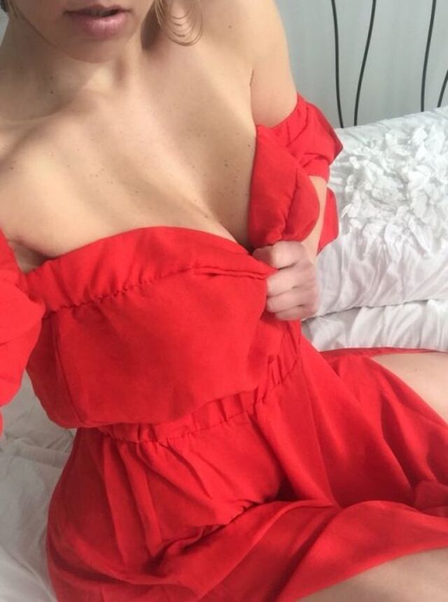 Girls In Dresses (21 pics)