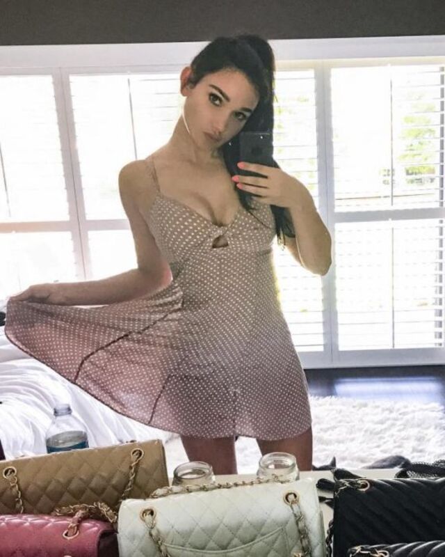 Girls In Dresses (21 pics)