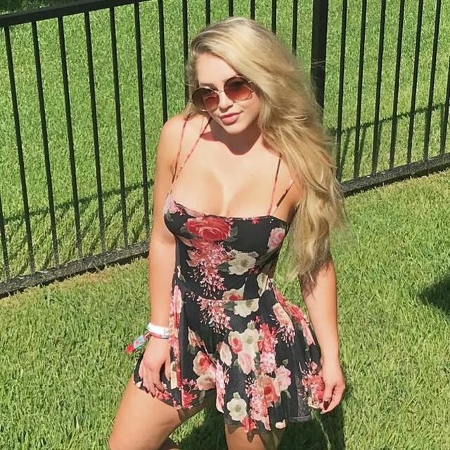 Girls In Dresses (21 pics)