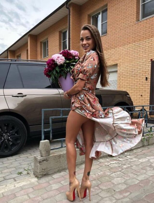 Girls In Dresses (21 pics)