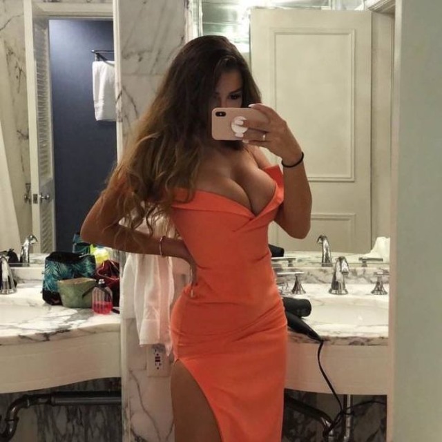 Girls In Tight Dresses (19 pics)