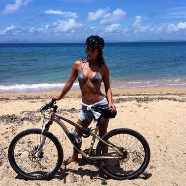 Girls With Bikes (21 pics)