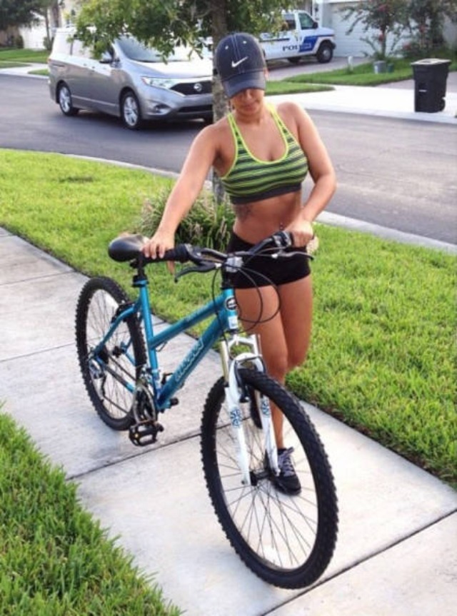 Girls With Bikes (21 pics)