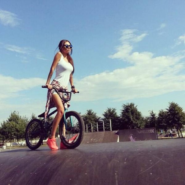 Girls With Bikes (21 pics)