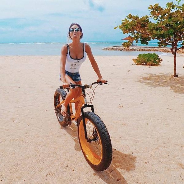 Girls With Bikes (21 pics)