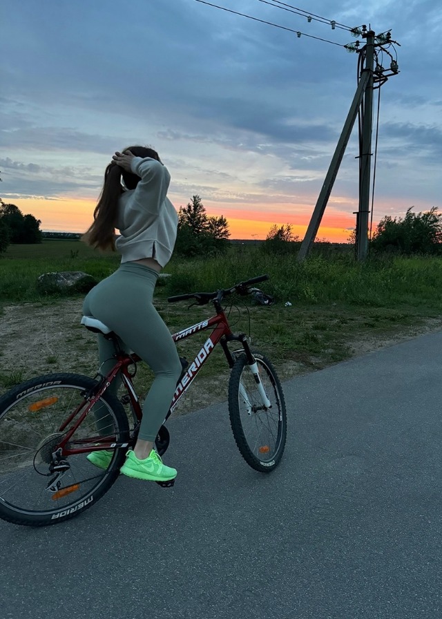 Girls With Bikes (21 pics)