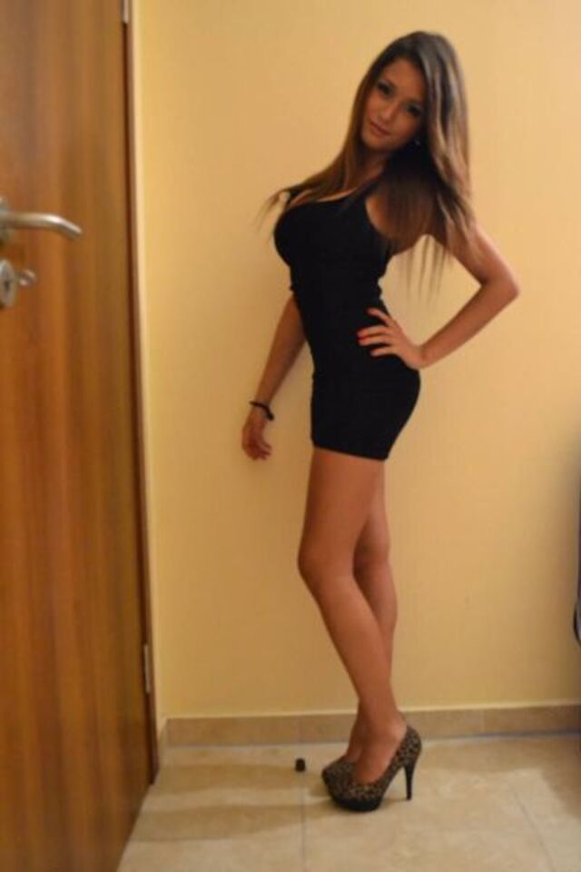 Girls In Tight Dresses (21 pics) Girls In Tight Dresses (21 pics)