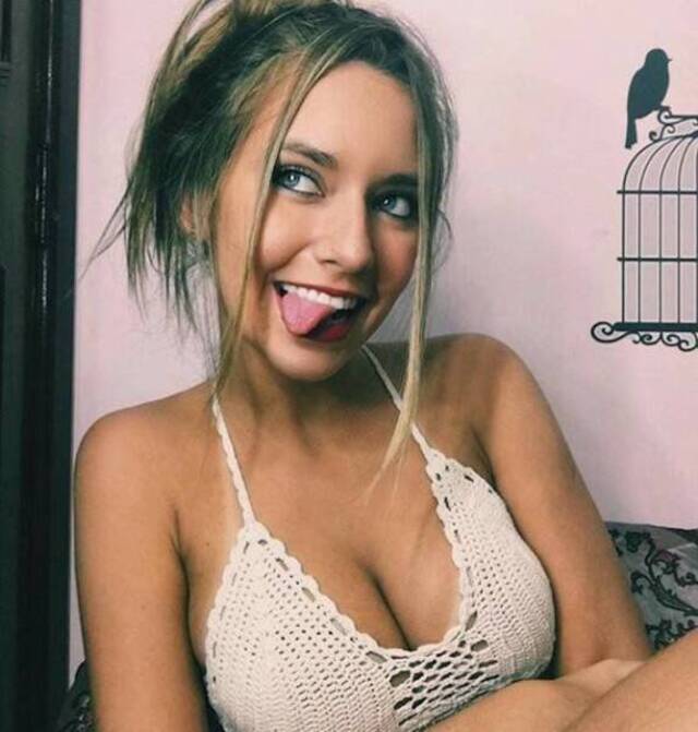 Busty Girls (21 pics)