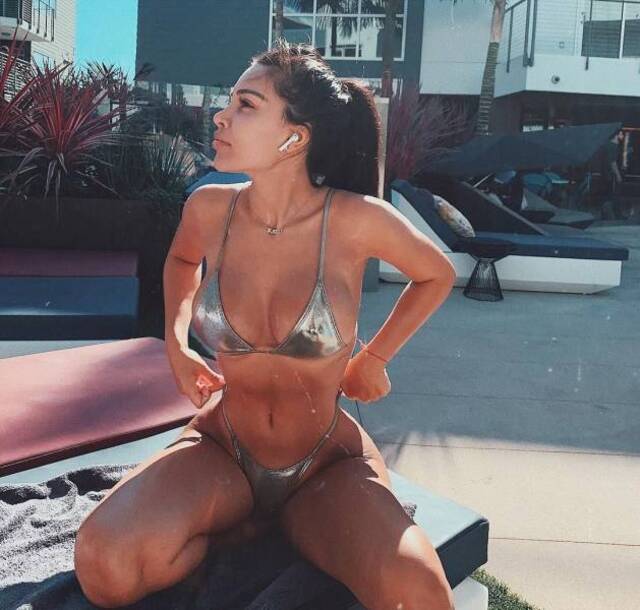 Bikini Girls (21 pics)