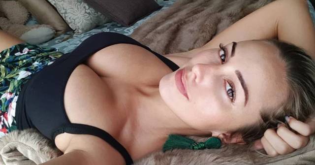 Busty Girls (21 pics)