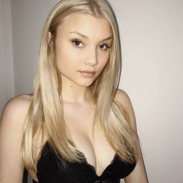 Busty Girls (21 pics)