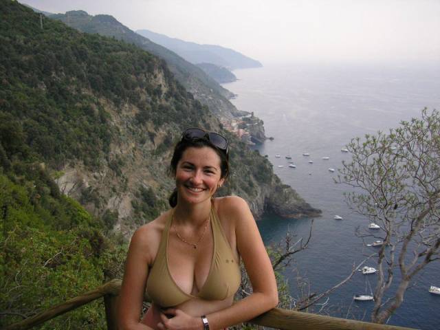 Busty Girls (21 pics)