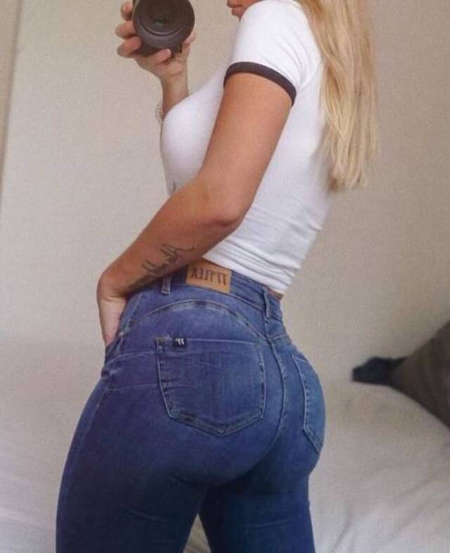 Girls In Tight Jeans (21 pics)