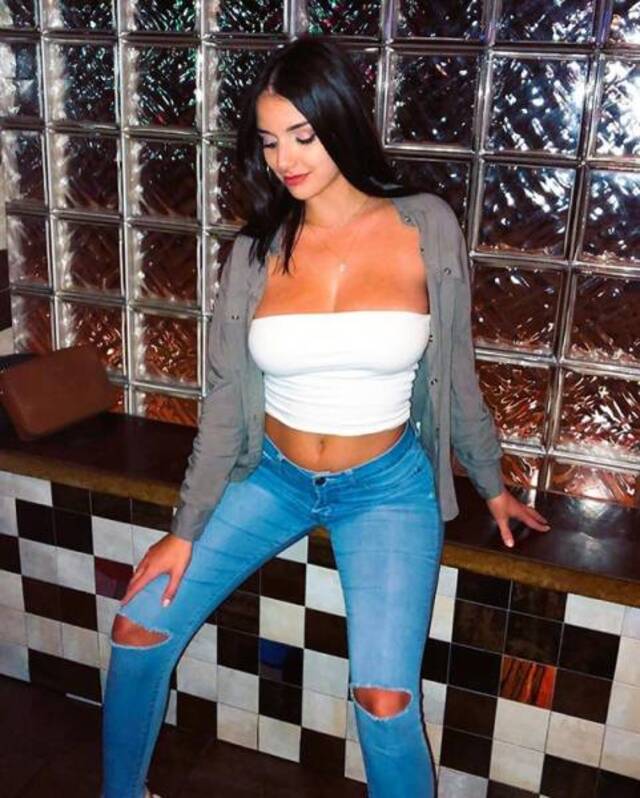 Girls In Tight Jeans (21 pics)