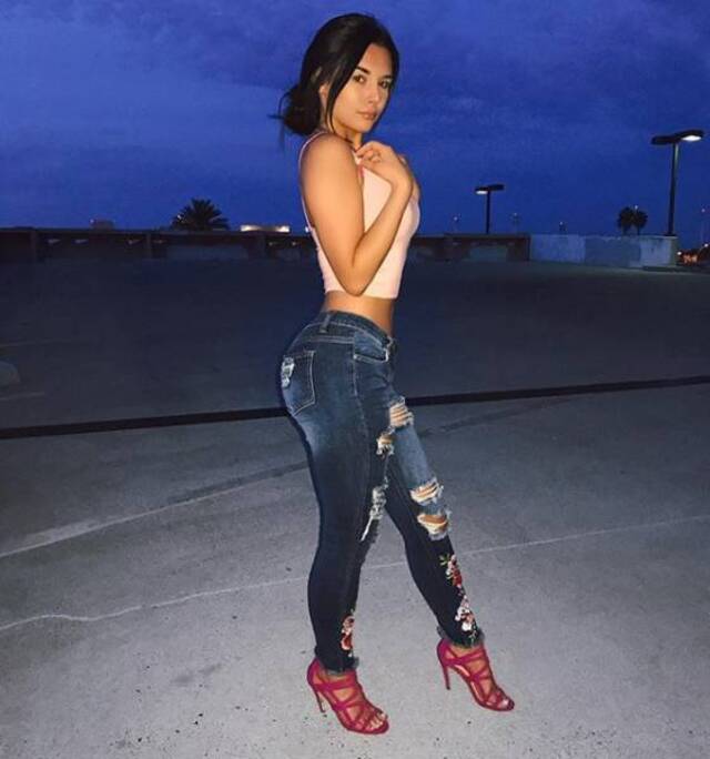Girls In Tight Jeans (21 pics)