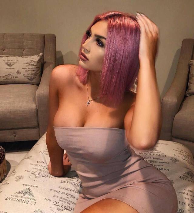 Girls In Dresses (21 pics)