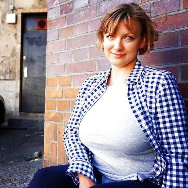 Busty Girls (21 pics)