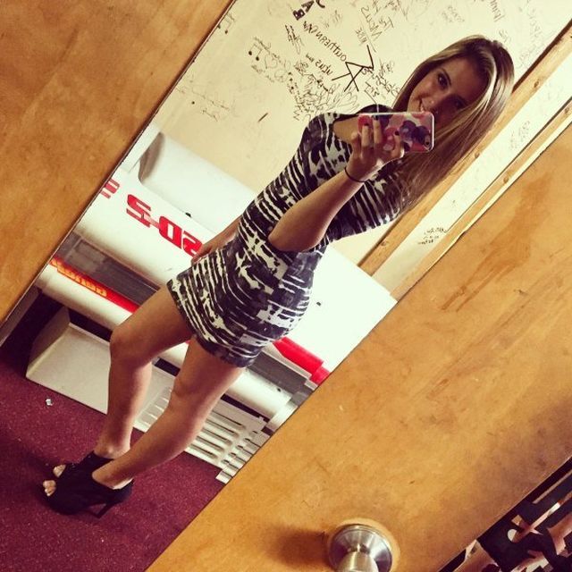 Girls In Tight Dresses (21 pics)