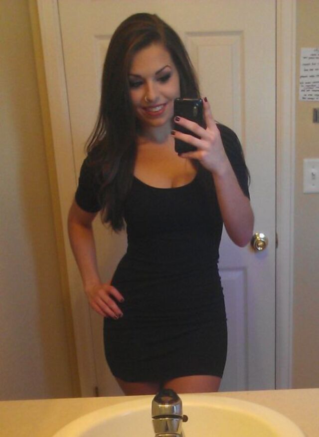 Girls In Tight Dresses (21 pics)