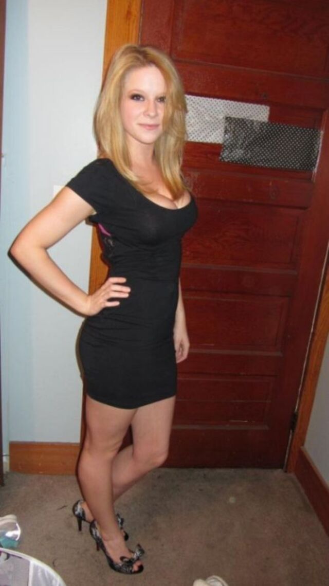 Girls In Tight Dresses (21 pics)