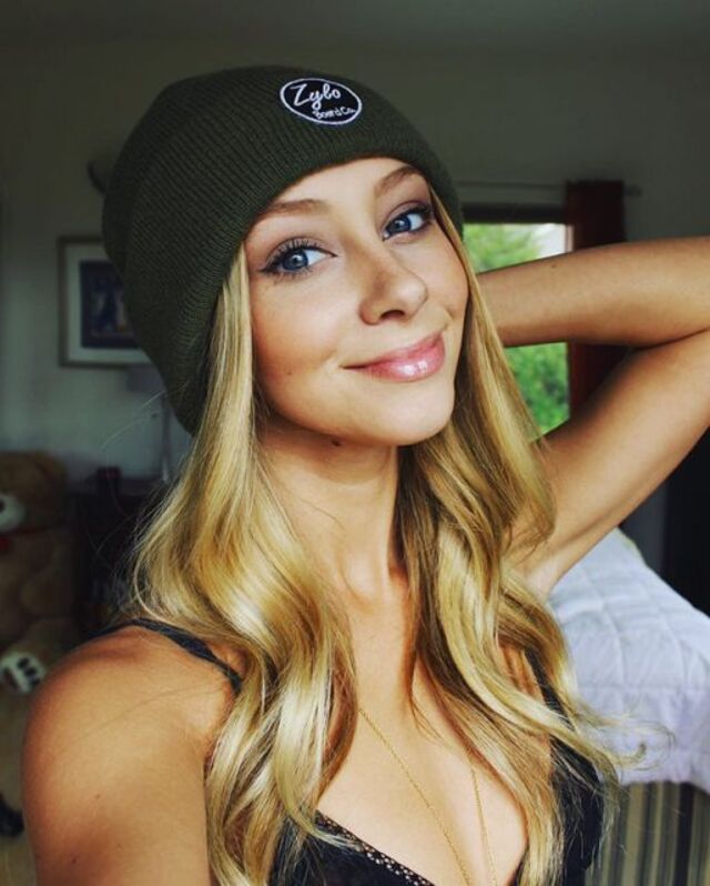 Hot Girls (21 pics)