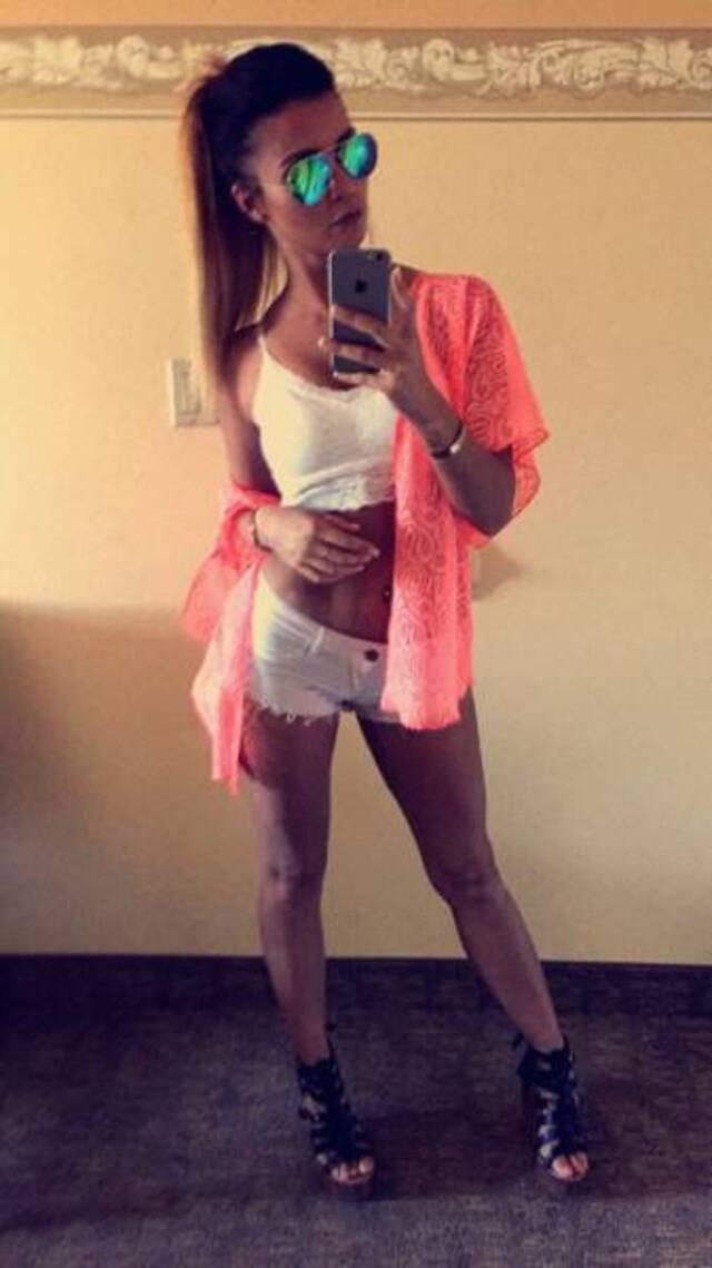 Girls In Shorts (21 pics)