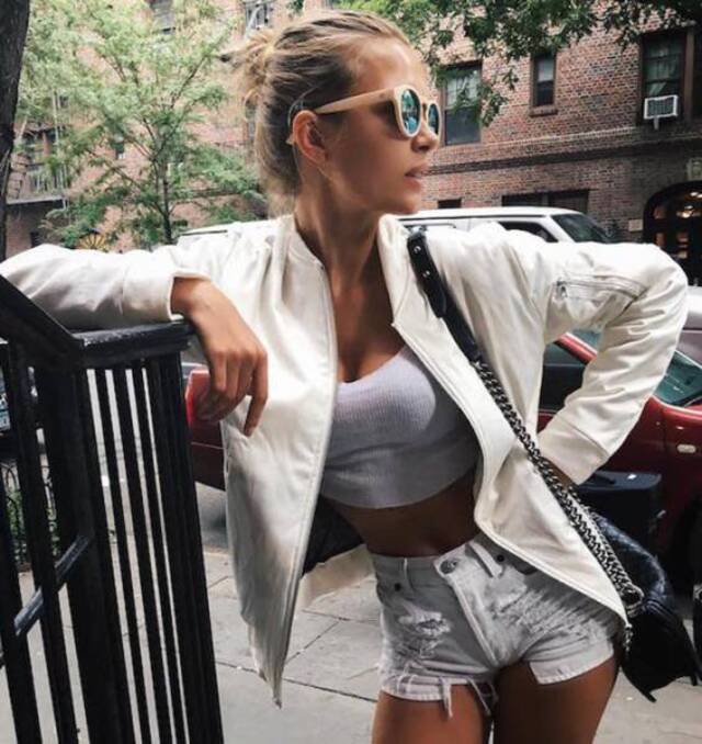 Girls In Shorts (21 pics)