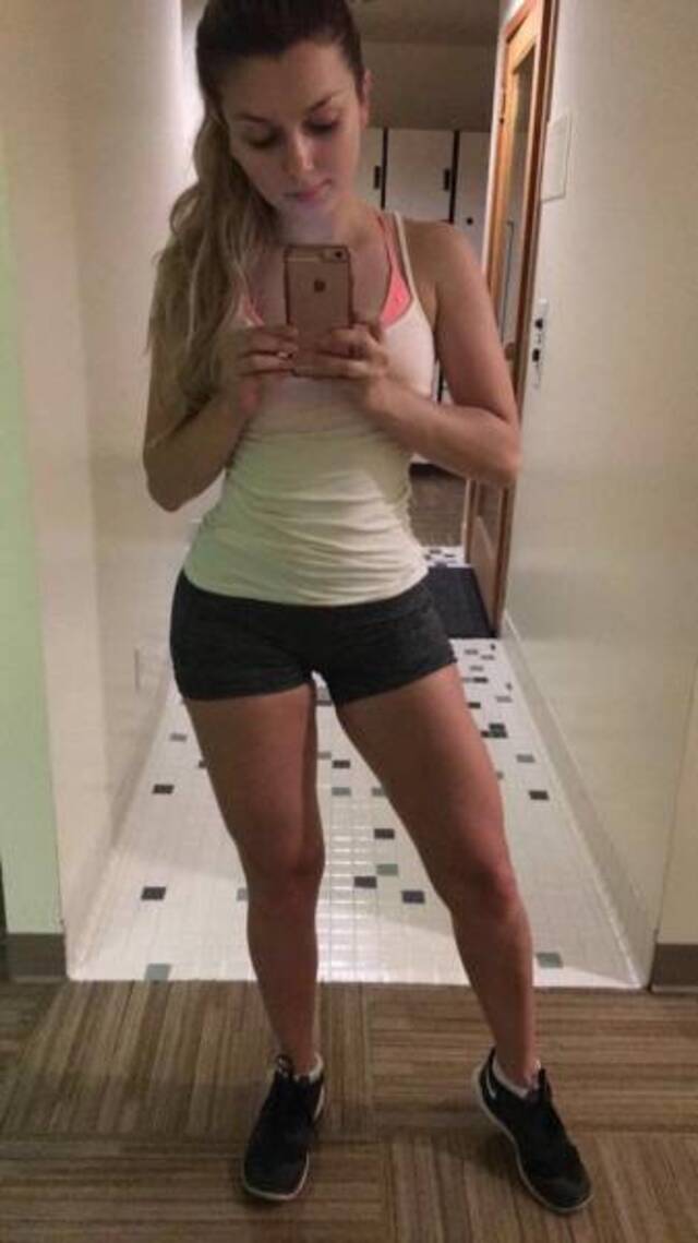 Girls In Shorts (21 pics)