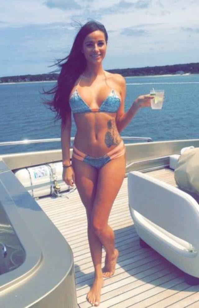 Bikini Girls (21 pics)