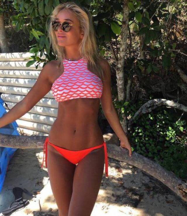 Bikini Girls (21 pics)