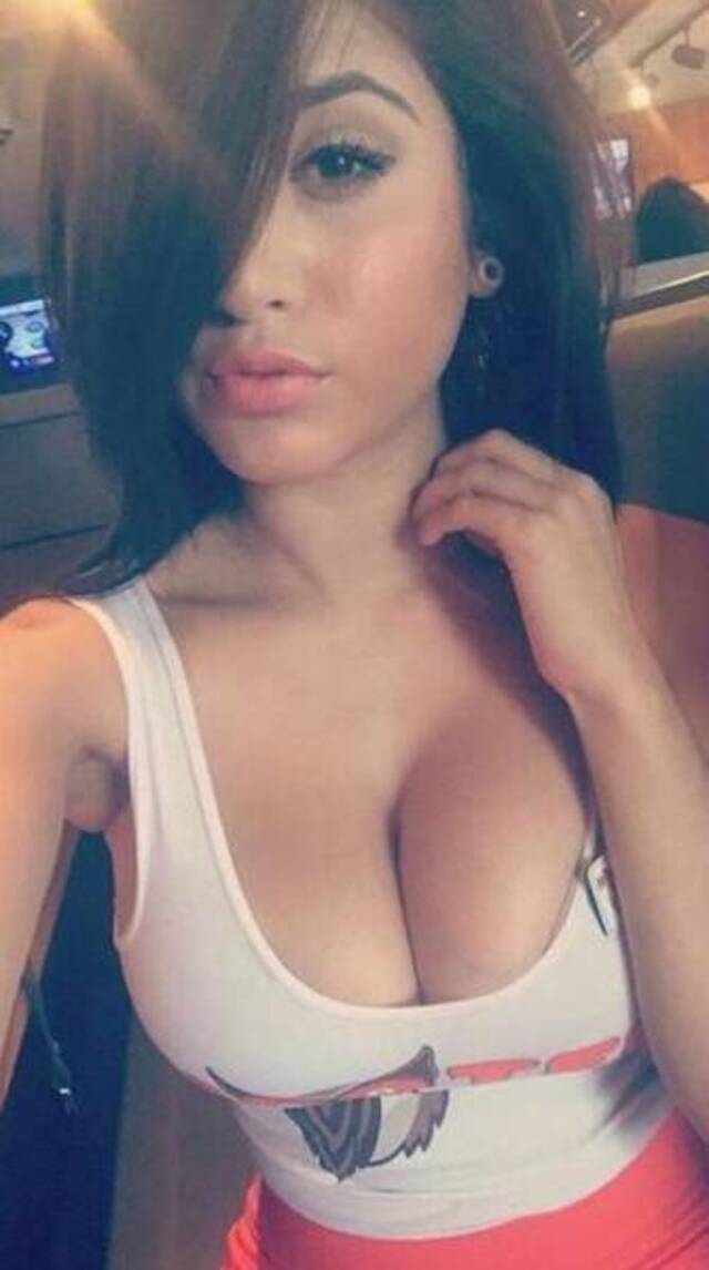 Busty Girls (21 pics) Busty Girls (21 pics)