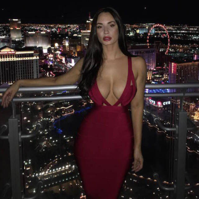 Girls In Tight Dresses (21 pics)