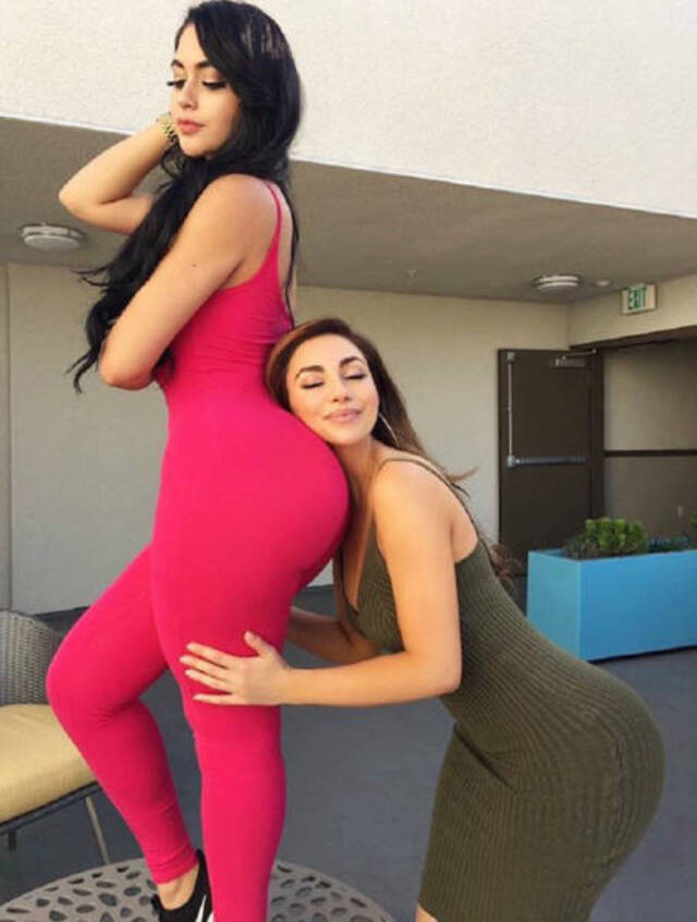 Girls In Yoga Pants (21 pics)
