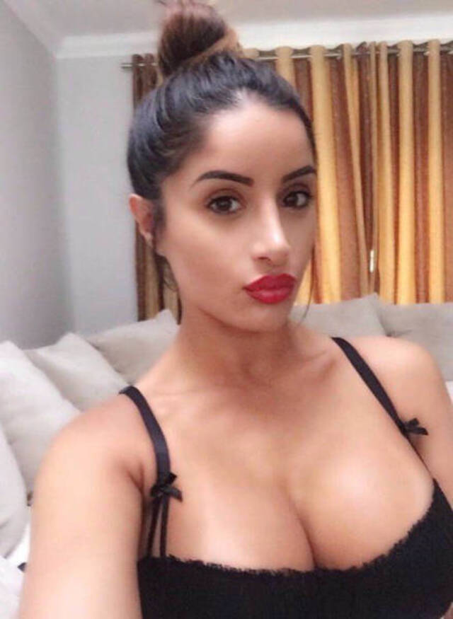Busty Girls (21 pics)