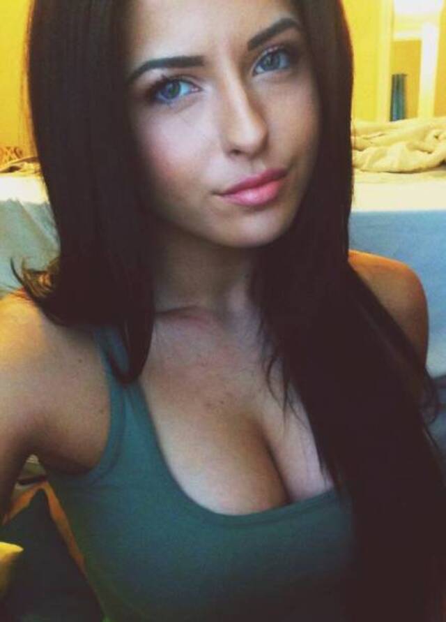Busty Girls (21 pics)