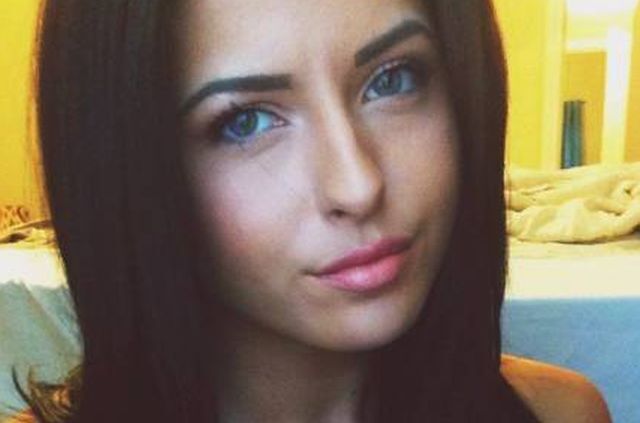 Busty Girls (21 pics)