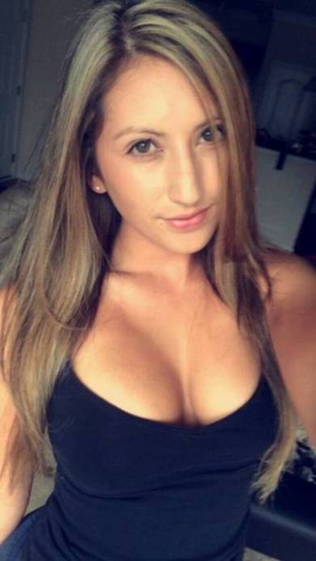 Busty Girls (21 pics)