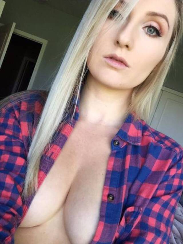 Busty Girls (21 pics)