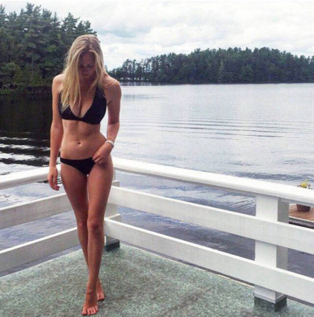 Bikini Girls (21 pics) Bikini Girls (21 pics)