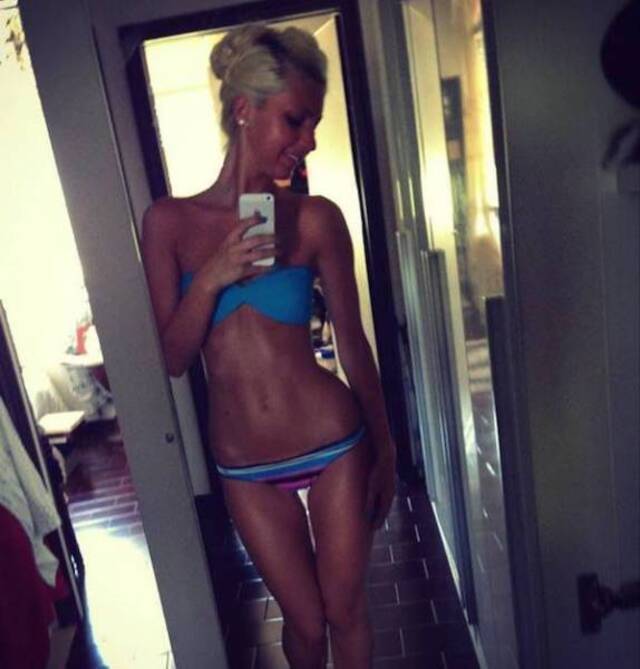 Bikini Girls (21 pics) Bikini Girls (21 pics)