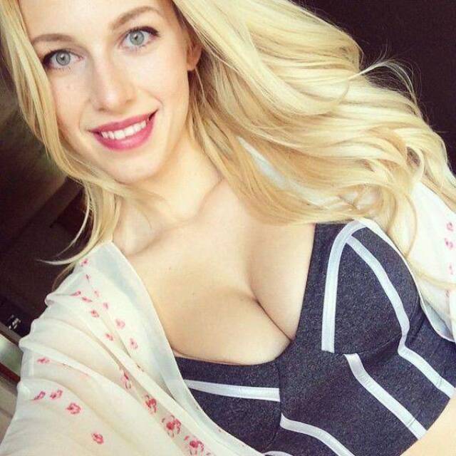 Busty Girls (21 pics)