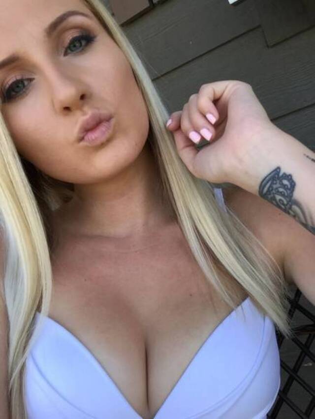 Busty Girls (21 pics)