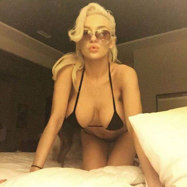Busty Girls (21 pics)