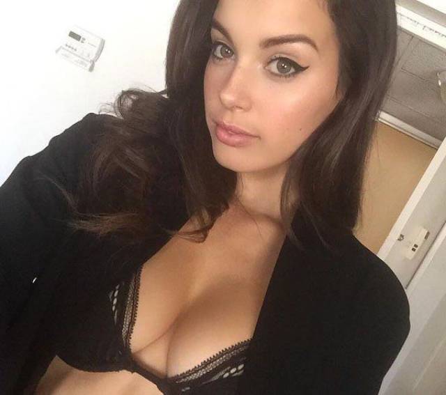 Busty Girls (21 pics)