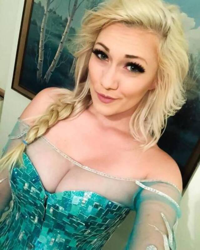 Busty Girls (21 pics)